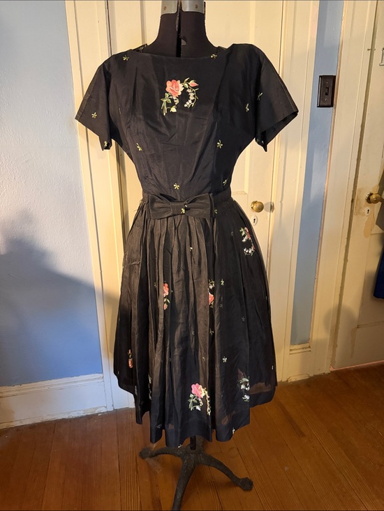 Dresses & Skirts - Vintage Black Floral Embroidered Fit-and-Flare Dress